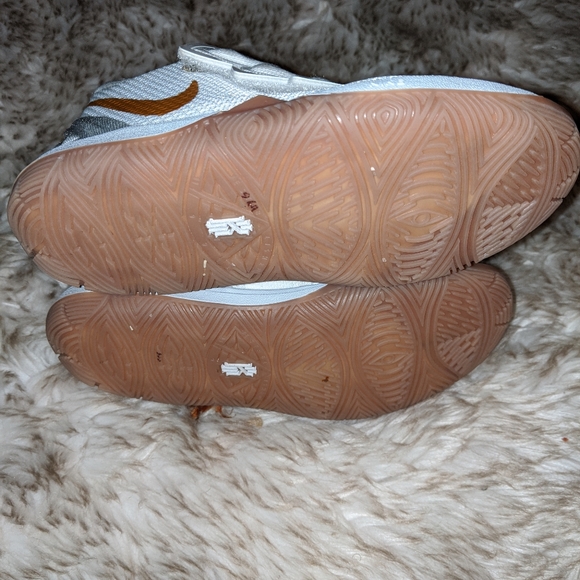 Nike Kyrie 5nWhite/Metallic Gold Basketball Shoe - Picture 3 of 6